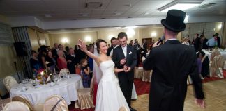 Polonez z dbałością o rytm: wesele inspiracją dla wodzireja Karpika Polonez - narodowy polski taniec - prowadzony przez wodzireja Karpika na weselu