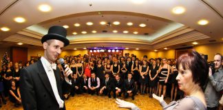 Studniówka Zdjęcie grupowe na studniówce