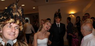 Można ich (wodzireje na wesele) wybierać w ciemno? Polonez - narodowy polski taniec - prowadzony przez wodzireja Karpika na weselu