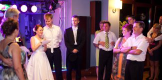 Zaufanie wodzirejowi strzałem w dziesiątkę Państwo Młodzi przy podziękowaniu rodzicom na weselu