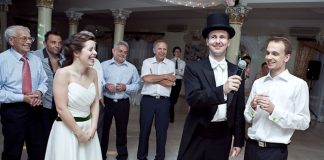 Sceptyczni do organizacji wesel (z wodzirejem), zmieniają zdanie Państwo Młodzi podczas zabaw oczepinowych wśród gości weselnych