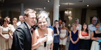 Wodzirej jak wisienka na torcie Państwo Młodzi podczas zabaw oczepinowych wśród gości weselnych