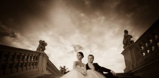 Subtelne zachęcanie do zabawy – wodzirej Karpik Zdjęcie portretowe Pary Młodej