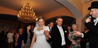 Objawienie wodzireja u znajomych Polonez - narodowy polski taniec - prowadzony przez wodzireja Karpika na weselu