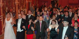 Wodzirejski instynkt Polonez - narodowy polski taniec - prowadzony przez wodzireja Karpika na weselu