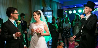 Staropolska gościnność i nowoczesna zabawa: wesele z wodzirejem Karpikiem Toast powitalny na weselu z wodzirejem Karpikiem