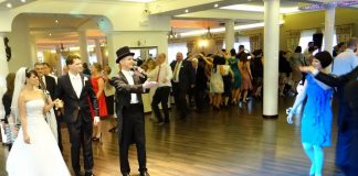 Wodzirej na Weselu: Energia nad Zalewem Zegrzyńskim w Magnackiej Polonez - narodowy polski taniec - prowadzony przez wodzireja Karpika na weselu