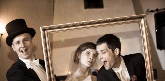 Perfekcjonistka mówi, czego nie warto… wesele z wodzirejem Zdjęcie w ramie Państwa Młodych z wodzirejem