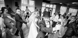 Nietuzinkowe wspólne zabawy z wodzirejem na wesele Polonez - narodowy polski taniec - prowadzony przez wodzireja Karpika na weselu