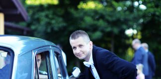 Wodzirej w cieniu Państwa Modych Zdjęcie portretowe wodzireja Karpika