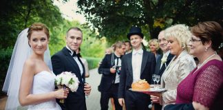 Przestrzeń i smak: wesele w Krasnodworze z wodzirejem Powitanie chlebem i solą przez rodziców na weselu z wodzirejem