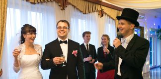 Nietańczący tańczą z wodzirejem Toast powitalny na weselu z wodzirejem Karpikiem