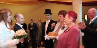 Wesele z wodzirejem wspominane przez lata Powitanie chlebem i solą przez rodziców na weselu z wodzirejem