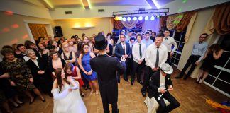 „Pod Dobrymi Aniołami” i sprytny Adam: wesele z wodzirejem Karpikiem Goście i emocje towarzyszące oczepinom na weselu