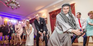 Impreza rodzinna bez zmartwień z wodzirejem Wodzirej Karpik w stroju araba prowadzący taniec na weselu