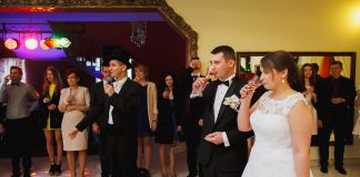 Zmiana koncepcji z zespołu na wodzireja Toast powitalny na weselu z wodzirejem Karpikiem