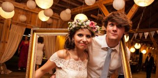 Wesele z wodzirejem to obciach? Zdjęcia w ramie Państwa Młodych z gośćmi