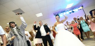 Bombowe doznania weselne – wodzirej na wesele Tańce animacyjne w stroju araba prowadzone przez wodzireja Karpika