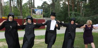 Siostry Loretanki z wodzirejem Wodzirej Karpik z siostrami Loretankami