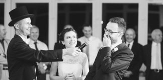 Potrzeby ponad schematami – wodzirej na wesele Wodzirej Karpik wśród gości i z Parą Młodą