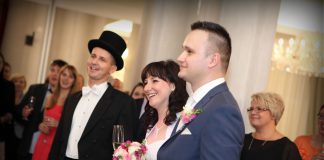 Wybieranie wodzireja w ciemno Toast powitalny na weselu z wodzirejem Karpikiem