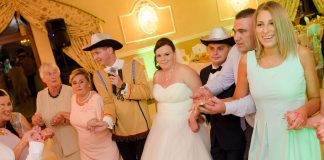 Oczarować bez czarów (wodzirej na wesele) Wodzirej Karpik w kowbojskim kapeluszu prowadzący taniec na weselu