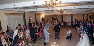 Goście roztańczyli wesele: wodzirej jako subtelny przewodnik Tańce animacyjne w stroju araba prowadzone przez wodzireja Karpika