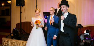 Rodzinne ciepło: wesele Ani i Tomka z wodzirejem Karpikiem Toast powitalny na weselu z wodzirejem Karpikiem