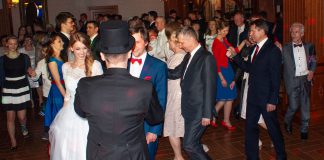 Znad Zegrza: wesele w sali Parasol z wodzirejem Karpikiem Polonez - narodowy polski taniec - prowadzony przez wodzireja Karpika na weselu