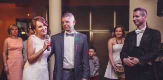 Nawet ciocie zachwycone wodzirejem Para Młoda na eleganckim przyjęciu z wodzirejem Karpikiem