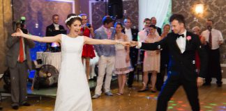 Swobodny sposób komunikacji z wodzirejem Karpikiem Państwo Młodzi i pierwszy małżeński taniec na weselu