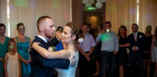 Deszcz piłek i „zdobywanie” Żony: wesele w Sybilli z wodzirejem Karpikiem Państwo Młodzi i pierwszy małżeński taniec na weselu