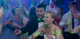 Dwa filmy, jedna noc: wesele w Sali Sevilla z wodzirejem Karpikiem Państwo Młodzi podczas tańców na parkiecie