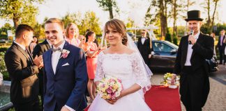 Sceptyczni, pozytywnie zaskoczeni wodzirejem Wejście Państwa Młodych na salę weselną