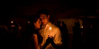 Polonez zaskoczeniem na weselu z wodzirejem Goście weselni tańczący walc świetlisty - taniec tylko przy blasku świec