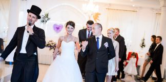 Wodzirej to propozycja dobra dla każdego Polonez - narodowy polski taniec - prowadzony przez wodzireja Karpika na weselu