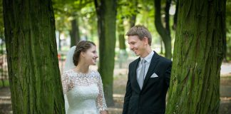 Udzielający się spokój wodzireja i rozwiązywane problemy Zdjęcie portretowe Pary Młodej