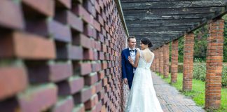 Nawiązywanie pozytywnych relacji. Wodzirej Karpik Zdjęcie portretowe Pary Młodej