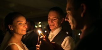 Wesele po raz czwarty? Z wodzirejem Karpikiem Państwo Młodzi wśród gości tańczący walc świetlisty - taniec tylko przy blasku świec