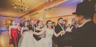 Ci, którzy zazwyczaj grzeją stołki… z wodzirejem… Polonez - narodowy polski taniec - prowadzony przez wodzireja Karpika na weselu