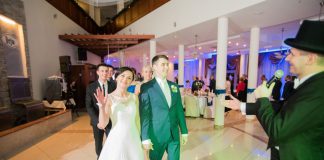 Daleko od Warszawy, blisko serc: wesele w hotelu Autos z wodzirejem Karpikiem Polonez - narodowy polski taniec - prowadzony przez wodzireja Karpika na weselu