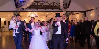 Od korowodu po gościnny występ: wesele w Rybaczówce z wodzirejem Karpikiem Polonez - narodowy polski taniec - prowadzony przez wodzireja Karpika na weselu