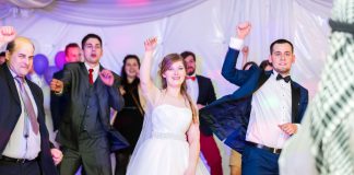 Wesele pełne czarów: w Rezydencji Zalewskich z wodzirejem Karpikiem i magikiem Państwo Młodzi podczas tańców na parkiecie