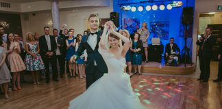 Serce z dziewczyn, statua z panów: w Villi Szamocin z wodzirejem Karpikiem Państwo Młodzi i pierwszy małżeński taniec na weselu