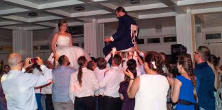 Altana tętniła życiem: wesele w Lambertonie z wodzirejem Karpikiem Państwo Młodzi podczas zabaw oczepinowych wśród gości weselnych