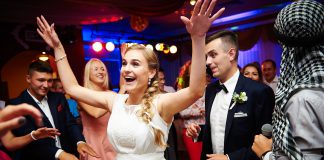 Autentyczne emocje z Legionowa: wesele w sali Melodia z wodzirejem Państwo Młodzi podczas tańców na parkiecie