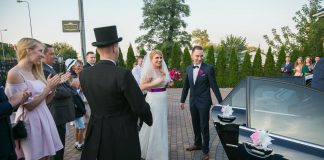 Urok Zegrza i symbolika gołębi: wesele w Bella Donna z wodzirejem Karpikiem Powitanie Państwa Młodych przed salą weselną