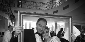 Jaka szkoda, że wesela (z wodzirejem) się nie powtarza Zdjęcia w ramie Państwa Młodych z gośćmi