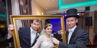 Dalej od Warszawy, bliżej miłości: wesele w Jaśminie z wodzirejem Karpikiem Zdjęcie w ramie Państwa Młodych z wodzirejem