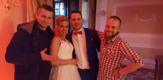 Będą pytać o wodzireja Para Młoda świętująca wesele z wodzirejem i DJ